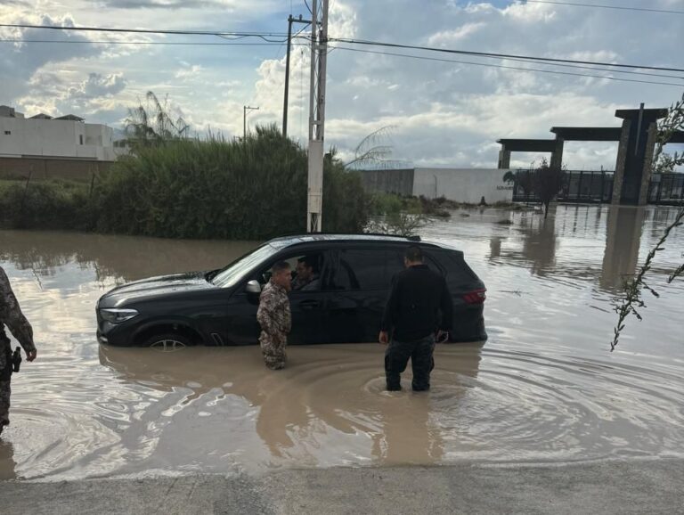 Deja lluvia atípica 3 desaparecidos, 17 autos varados y calles anegadas en la Región Sureste de Coahuila