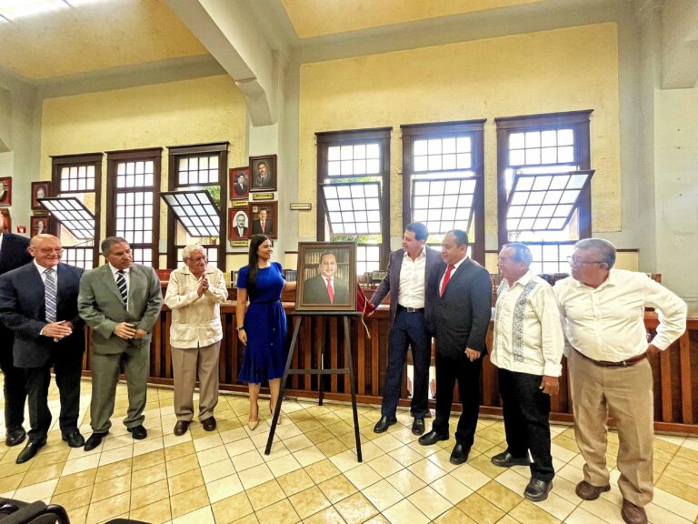 Develan en Ateneo Fuente de la UA de C la fotografía del ex director Marco Antonio Contreras Becerra 