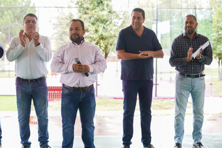 Entrega Chema Morales nuevas canchas deportivas en la Colonia del Valle, en Ramos Arizpe