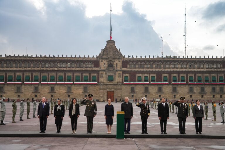 Homenajean López Obrador y Sheinbaum a víctimas de sismos