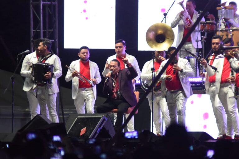 Julio Preciado y Los Dos Carnales cantaron para más de 90 mil personas en la Plaza Mayor de Torreón