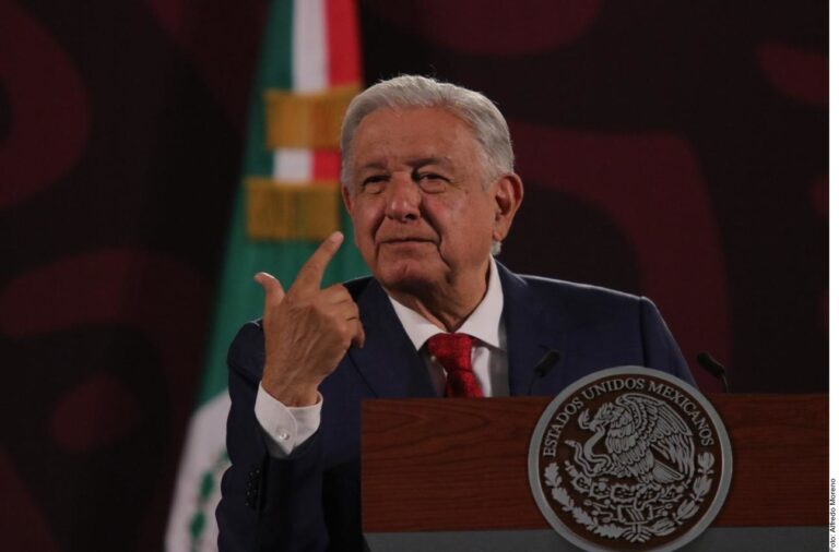 Me lanzaron botella porque están enojados.- López Obrador