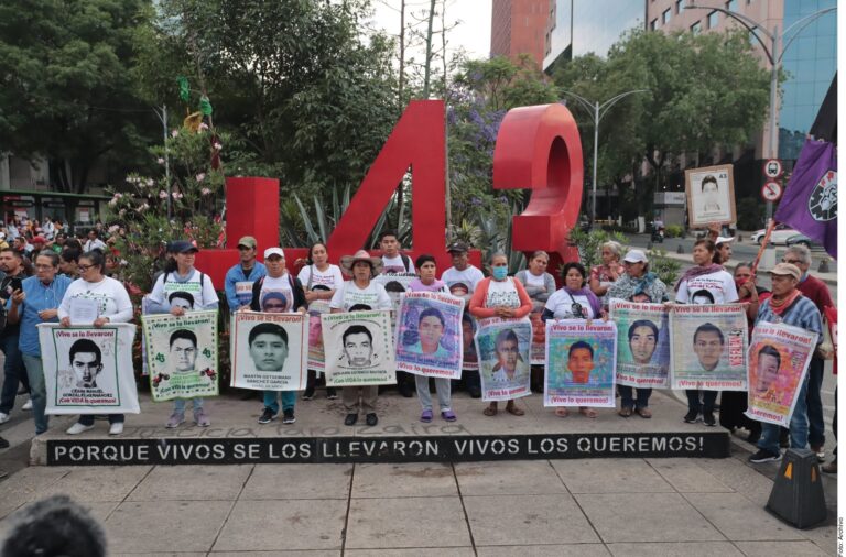 Ofrece López Obrador recompensa por información sobre Ayotzinapa