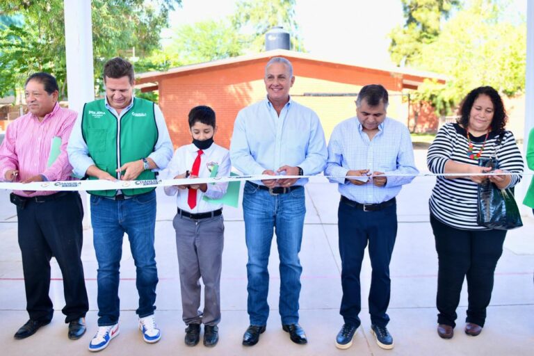 Preside Román Cepeda preside entrega de techumbre en la primaria Ricardo Flores Magón, en Torreón