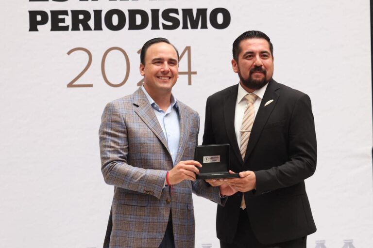 Recibe José Torres, jefe de Información de EL HERALDO el Premio Estatal de Periodismo