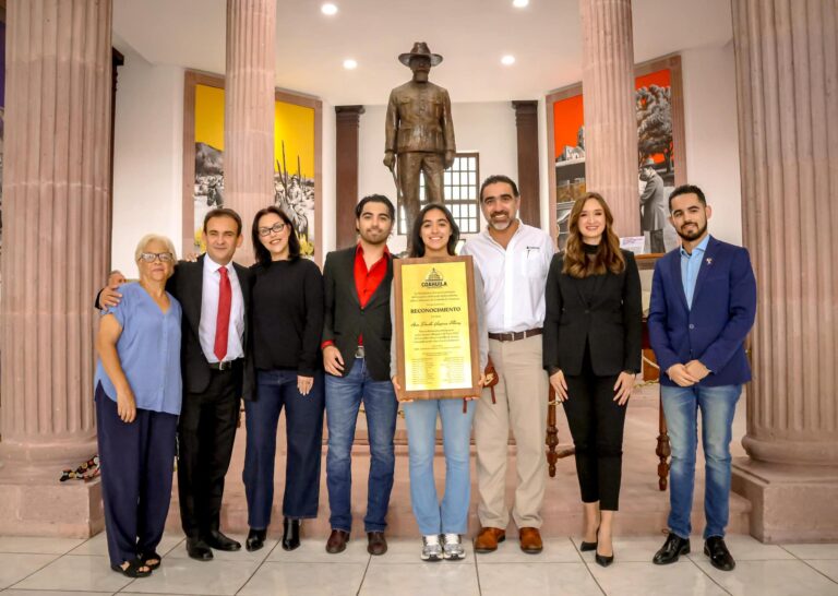 Recibe Ana Paula Vázquez reconocimiento en el Congreso de Coahuila