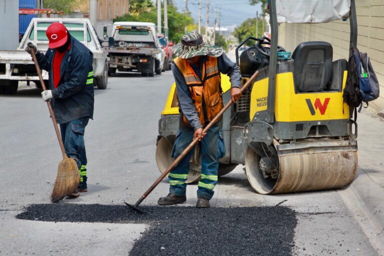 Repara Municipio Colosio y Tezcatlipoca; bachea la ciudad con 10 cuadrillas