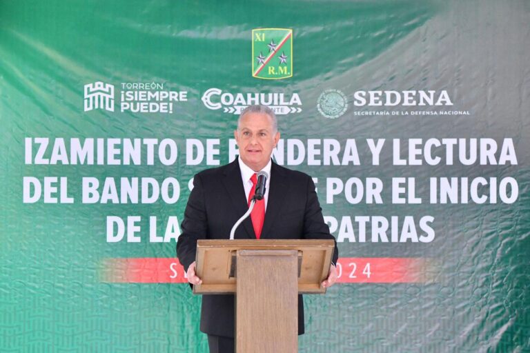 Román Cepeda preside ceremonia de izamiento de bandera en la Plaza Mayor de Torreón