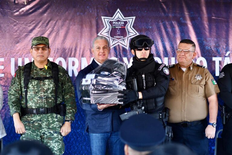 Román Cepeda entrega uniformes y equipo táctico a la Policía de Torreón