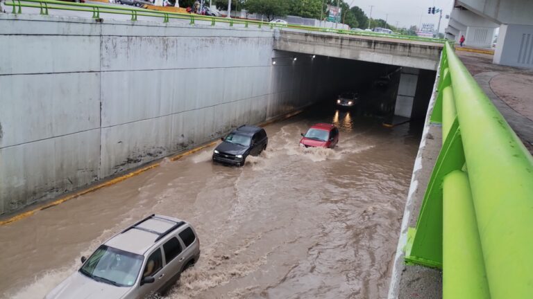 Genera caos vial cierre de deprimido de Valle Dorado, al sur de Saltillo