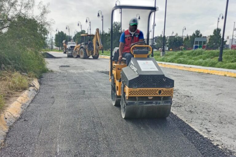 Trabajadores municipales de Ramos Arizpe avanzan en la reparación de calles dañadas por lluvias