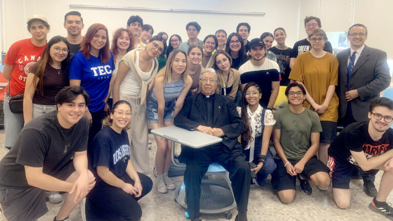 Estudiantes del Tec de Monterrey reconocen al padre Humberto González como Promotor Cultural