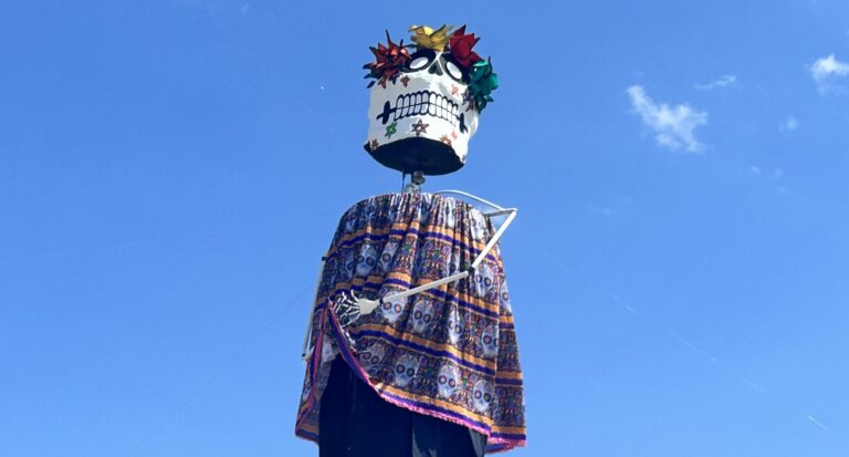 Catrina monumental es instalada para Día de Muertos en Ramos Arizpe