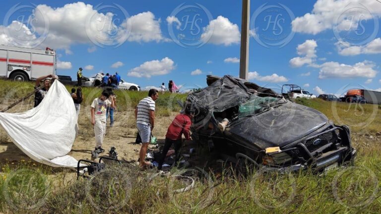 Dos adultos y dos menores heridos tras volcadura en la carretera a Monclova