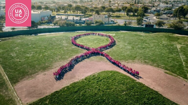 Para Conmemorar el Día Internacional de la Lucha contra el Cáncer de Mama, Universitarios de la UAdeC forman Gigantesco Lazo Rosa