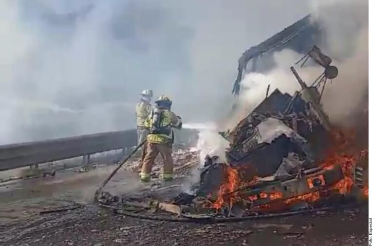 Arde tráiler en Autopista Saltillo – Monterrey