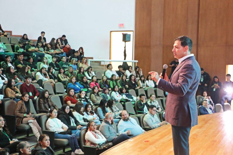 Realizan en la UA de C el 34 Simposio de Mercadotecnia “Un viaje retro a un futuro emprendedor”