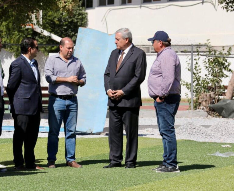 Supervisa Alcalde remodelación del campo de béisbol del Ateneo