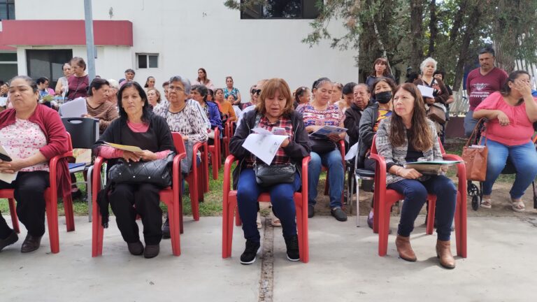 Abarrotan mujeres en Saltillo la delegación del Bienestar, por inicio de registro para pensión de 60 a 64 años