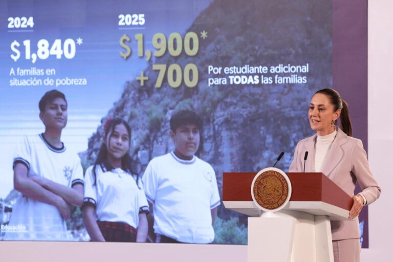 Amplían becas: 1,900 por familia y 700 pesos por niño adicional