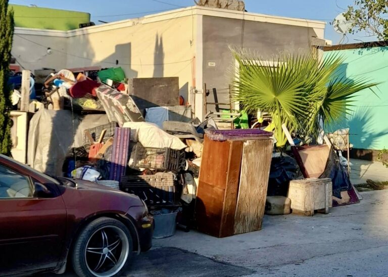 Aqueja a habitantes en Valle de los Pinos acumulación de basura en viviendas de vecinos