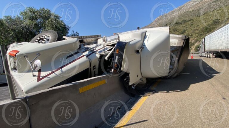 Vuelca en la 57 por conducir a exceso de velocidad