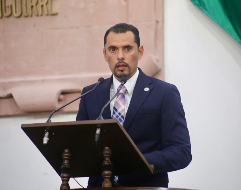 Diputado Sergio Zenón propone ampliar abasto y horarios de vacunación para menores de edad en Coahuila