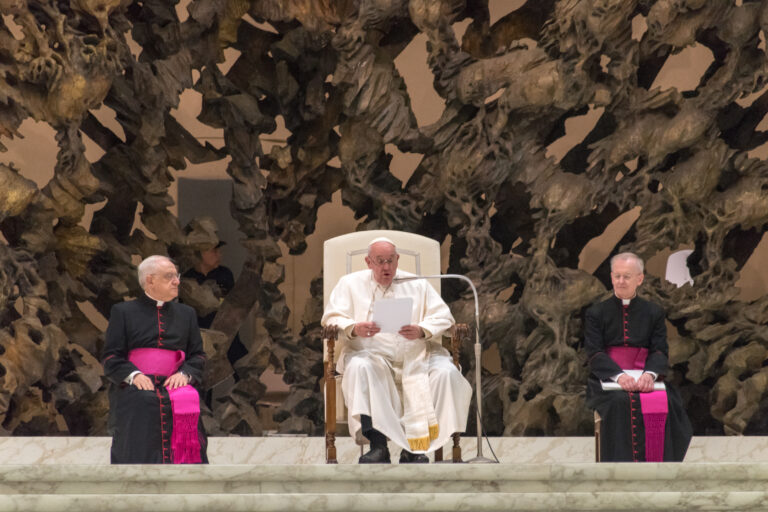 El Papa Francisco recorta salarios de los cardenales de la Curia romana