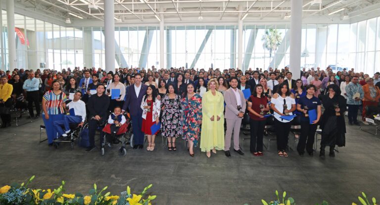 Entrega UA de C reconocimientos y Presea Lobo a estudiantes de la Unidad Sureste 