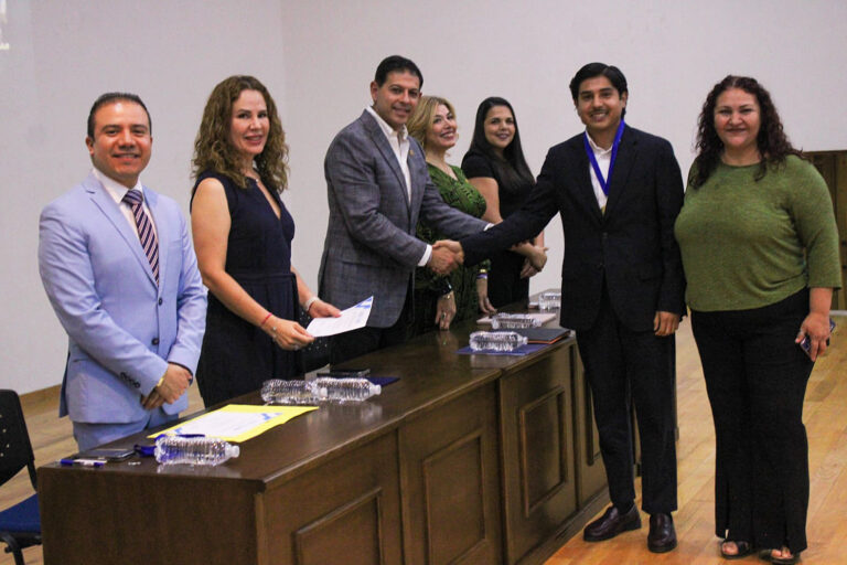 Rector entrega reconocimientos al Mérito Académico y Medallas a la Excelencia en la UA de C Unidad Laguna