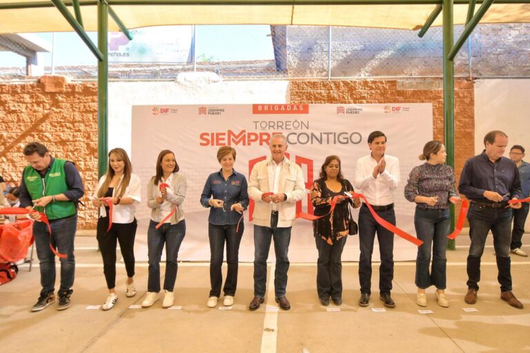 Entrega Román Cepeda techumbre en la colonia Eduardo Guerra y lleva la brigada “Torreón Siempre Contigo”