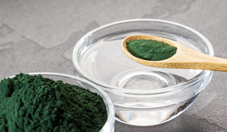 ¿Es alga espirulina una fuente de proteína?