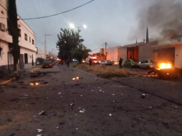 Estallan 2 coches-bomba en Guanajuato