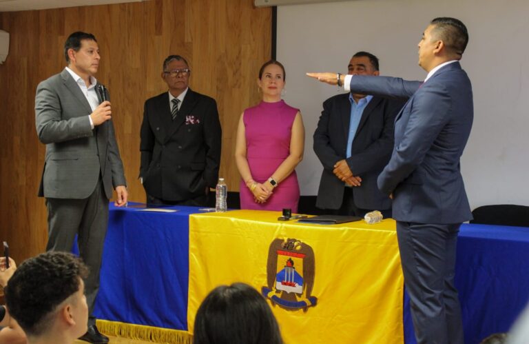 Rector de la UA de C toma protesta a los directores de FIME y FCPyS Unidad Laguna