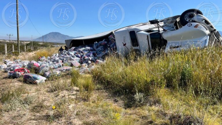 Riega pacas de ropa en la Saltillo-Zacatecas