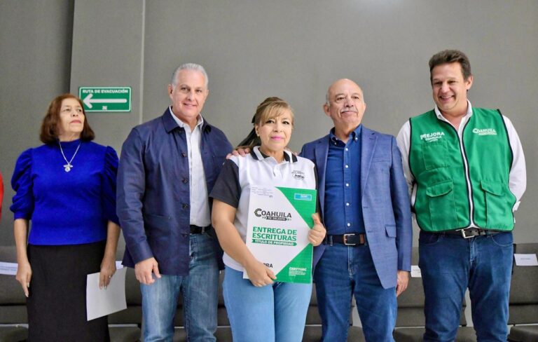 Román Cepeda preside entrega de escrituras en Torreón