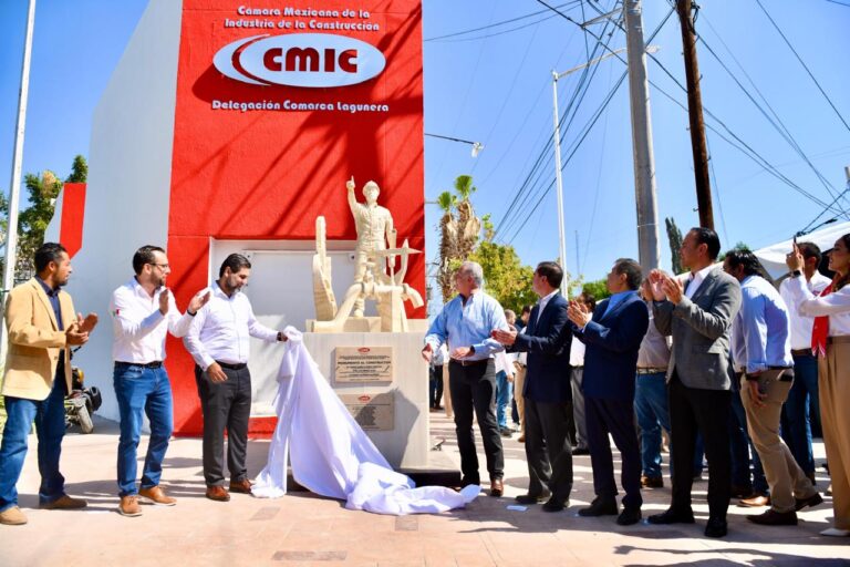 Román Cepeda devela monumento al constructor en el marco de los festejos de la CMIC, en Torreón