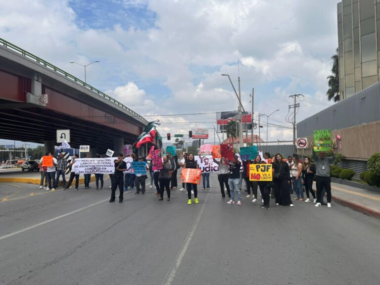 Trabajadores del PJF en Saltillo bloquean tramo del Nazario, exigen freno a la Reforma Judicial 