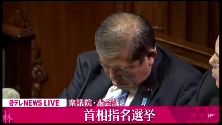 Viral: Primer ministro japonés se queda dormido durante la sesión de su reelección