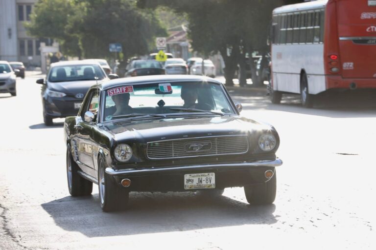 Conocen atractivos de la región sureste a bordo de autos clásicos