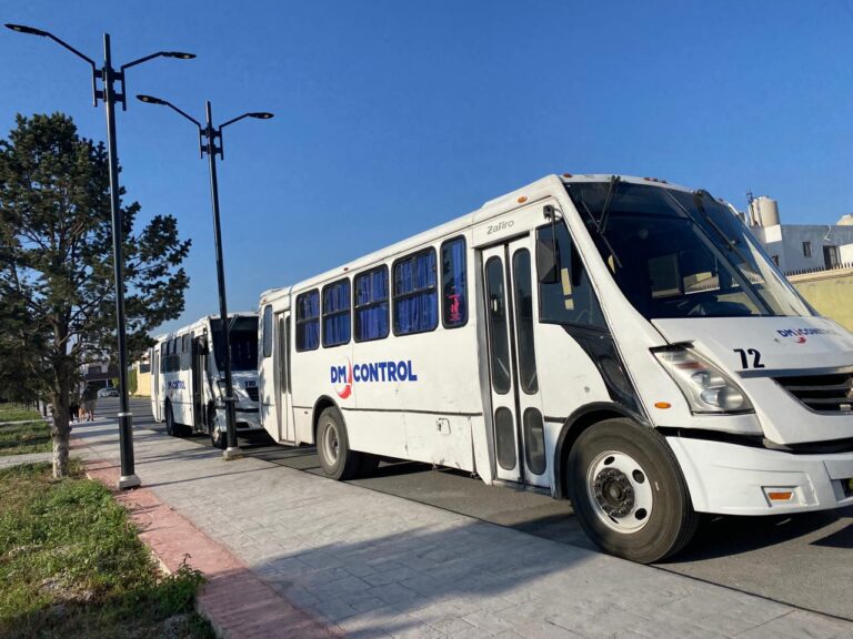 En la colonia Manantiales del Bosque son invadidos por transportes de personal; autoridades apoyarán para su desalojo 