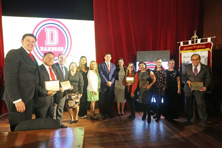 Entregan reconocimientos a ateneístas destacados durante la Ceremonia Solemne del 157 Aniversario del Ateneo Fuente