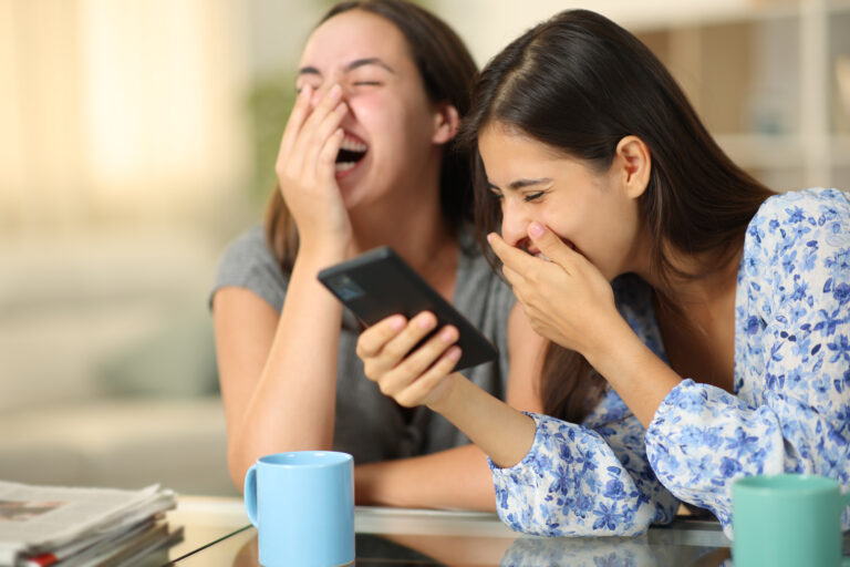 La RAE indica cómo escribir correctamente la onomatopeya para reírse en los chats