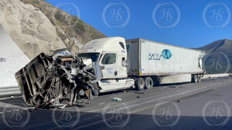 Muere trailero en accidente e incendio en Los Chorros