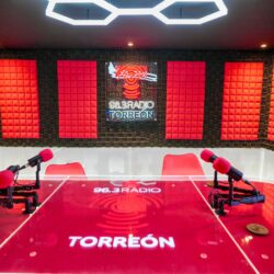 Román Alberto Cepeda González inaugura la cabina de Radio Torreón 96.3 FM2