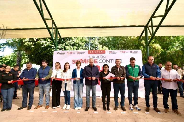 Román Cepeda entrega techumbre en la colonia FOVISSSTE La Rosita, en Torreón