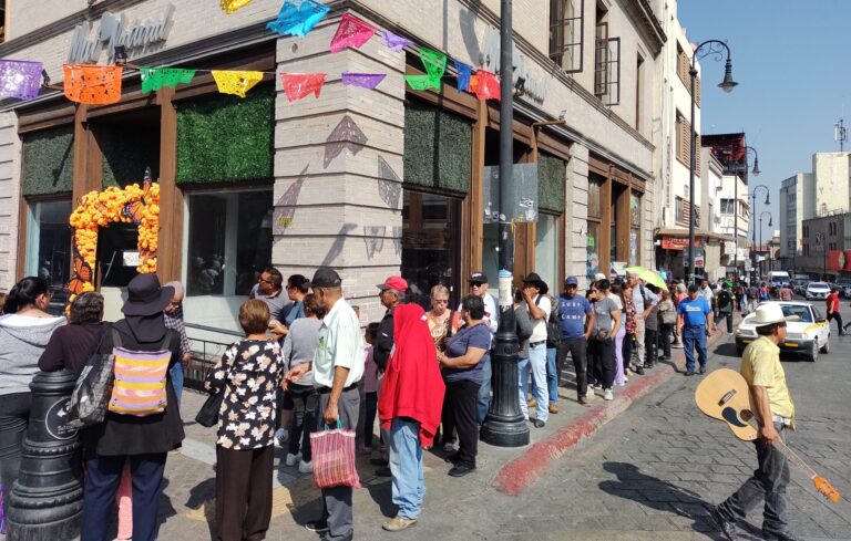 Abarrotan abuelitos los bancos del centro de Saltillo