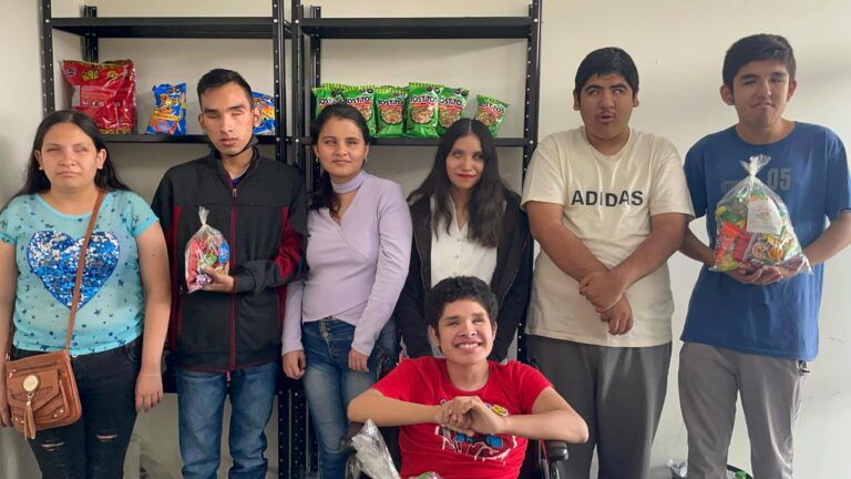 Alumnos de Escuela de Invidentes en Saltillo venden bolos para sus gastos 