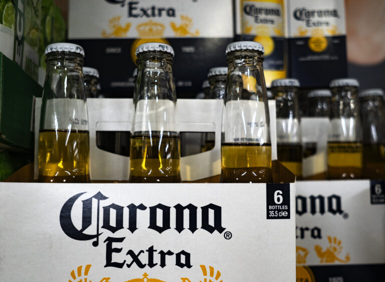 Bajan 4% acciones de Constellation Brands tras anuncio de Trump de imponer aranceles a México