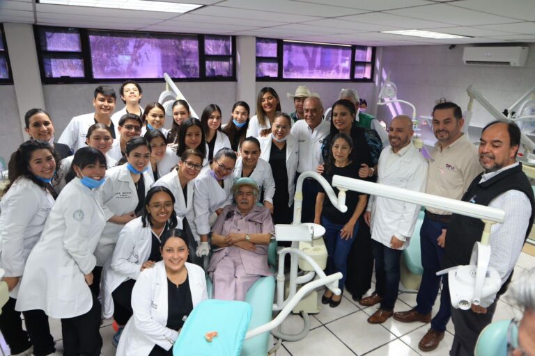 Benefician a 50 adultos mayores de Ramos Arizpe con entrega de prótesis dentales 